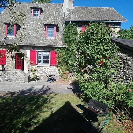 Apartmán En Pleine Nature Cantalienne Et Au Calme Village , Maison Confortable Et Spacieuse Pour 9 Pers