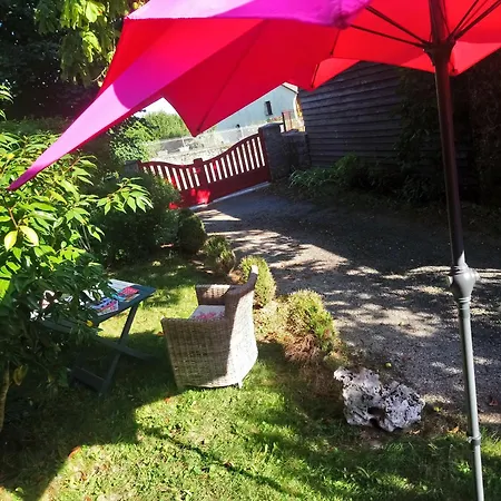 En Pleine Nature Cantalienne Et Au Calme Village , Maison Confortable Et Spacieuse Pour 9 Pers Apartmán *