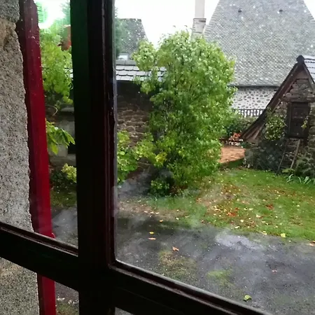 Apartmán En Pleine Nature Cantalienne Et Au Calme Village , Maison Confortable Et Spacieuse Pour 9 Pers