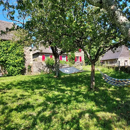 Apartmán En Pleine Nature Cantalienne Et Au Calme Village , Maison Confortable Et Spacieuse Pour 9 Pers *